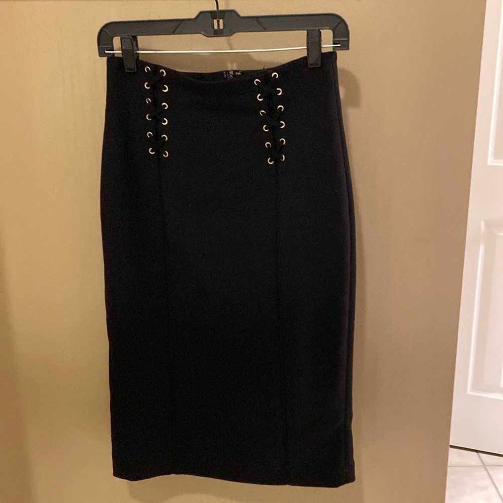 Black grommet cross hatch pencil skirt, White House Black Market, size 2